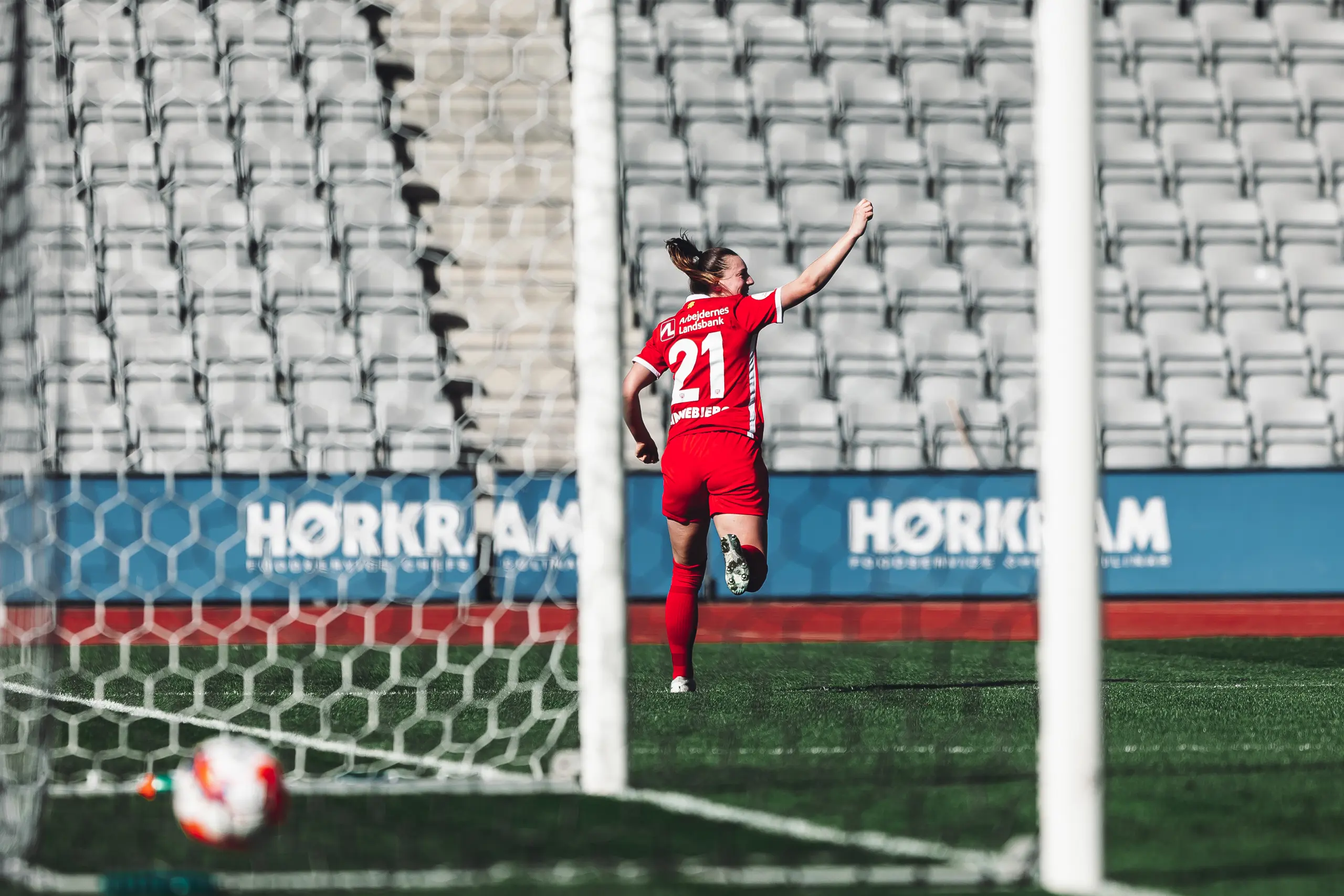 Karen Linnbjerg har netop set bolden passere målstregen - og fejer sin scoring til 1-0 midtvejs i første halvleg.